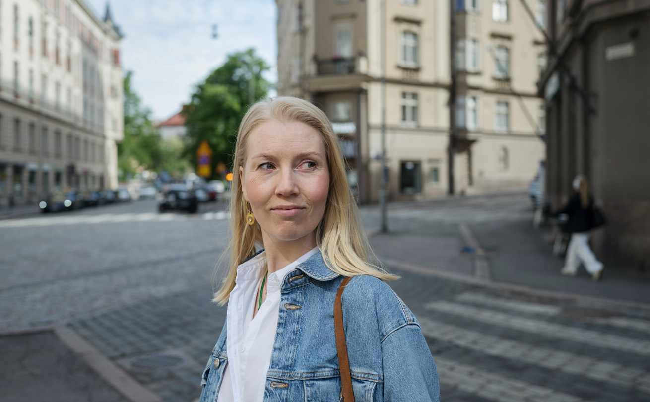 Mari Waegelein katsoo sivulle kadulla Helsingin keskustassa.