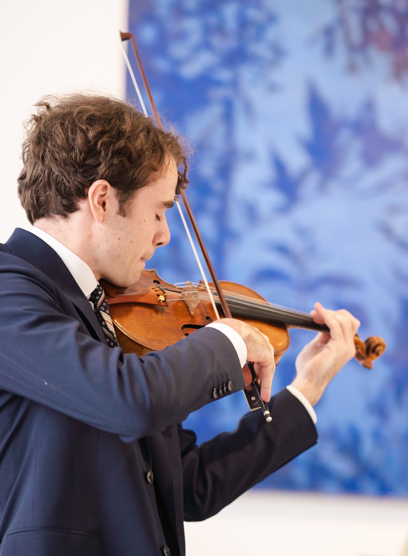 Albert Sahlström soittaa Stradivarius-viulua