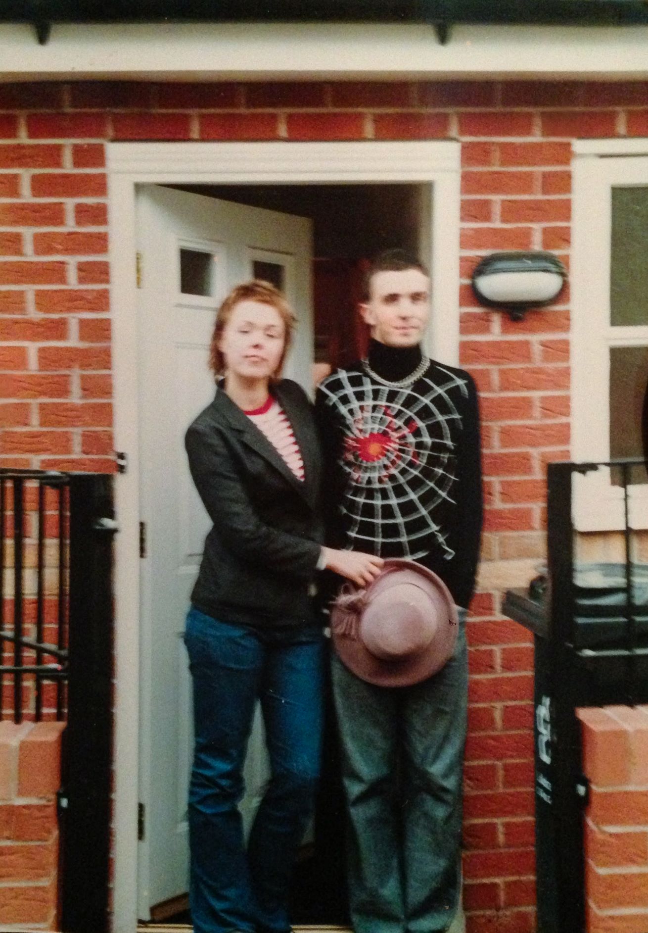 Minna Parikka Lontoon-kotinsa edessä.