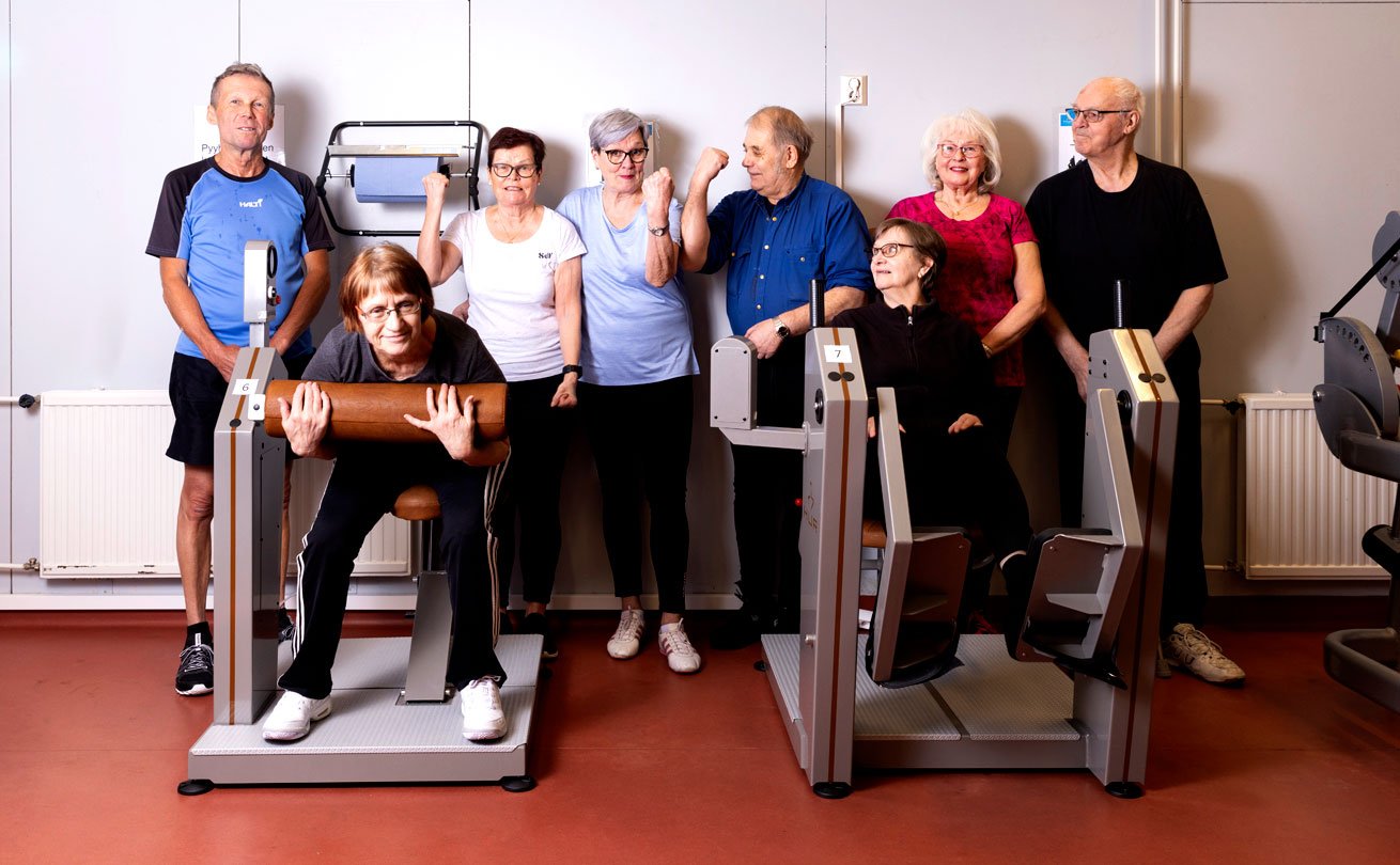 Ikäihmisten kuntoryhmässä treenataan hyvällä meiningillä. Kuvassa vasemmalta oikealle: Leo Leppäkoski, Maritta Lipponen, Terttu Hintukainen, Heljä Haltsonen, Jorma Heino, Heli Virta, Marita Mäkelä ja Ossi Mäkelä.
