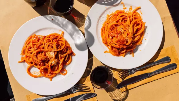 Kaksi spagettilautasta pöydällä.