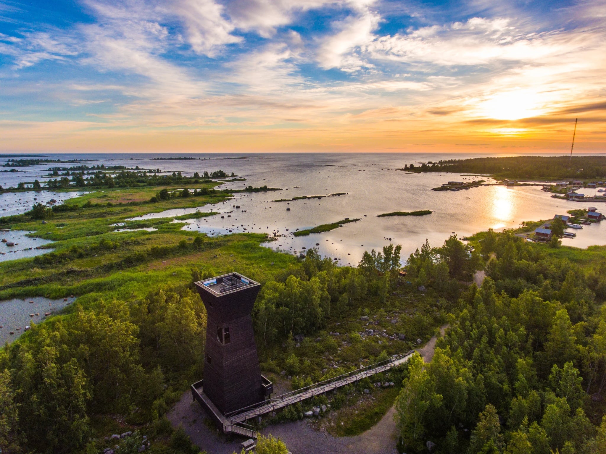 Saltkaretin näköalatorni ja mannerjään muodostamia De Geer -harjanteita Maalahdessa.