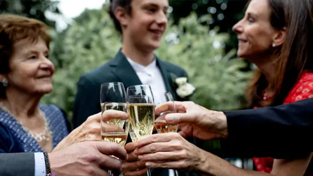 Kuohuviinilaseja juhlatunnelmassa