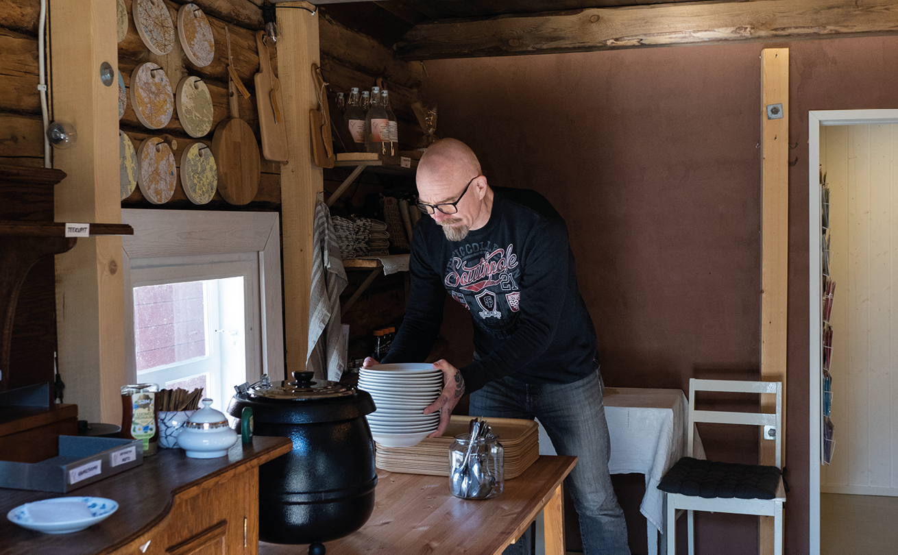 Veeti Kallio viihtyy myös kahvilahommissa