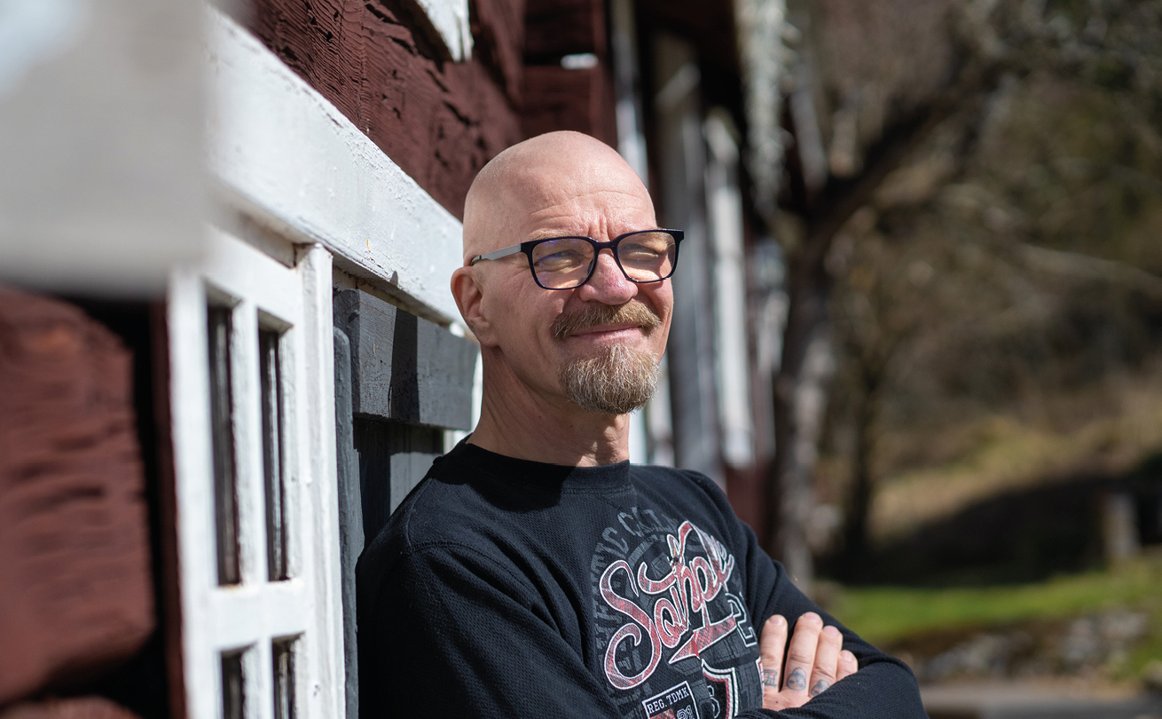 Veeti Kallio kesäkahvilan edustalla