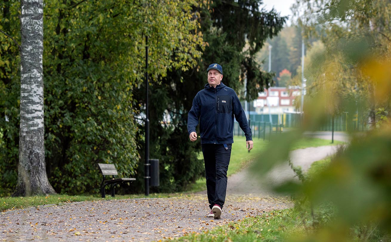 Nikkilä kävelemässä metsäpolulla
