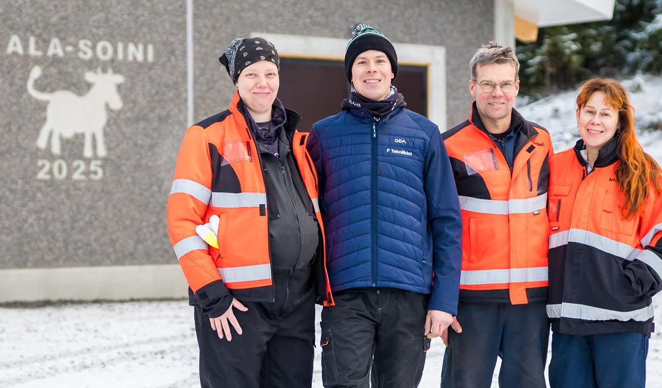 Kuvassa Ala-Soinin uuden navetan edessa 2 pariskuntaa.